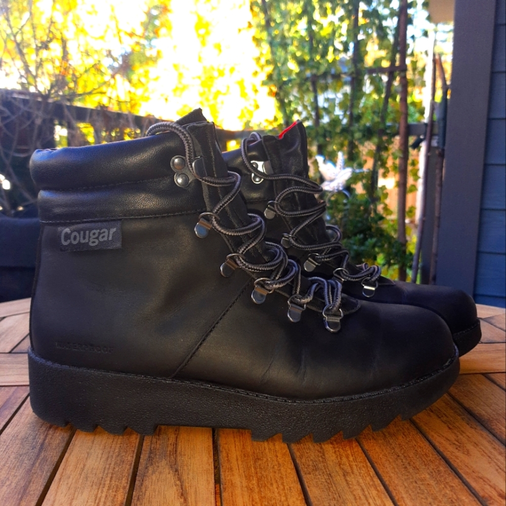 Cougar Pillow Boots, Waterproof Black Leather Size 9